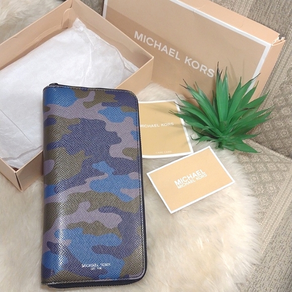 Michael Kors Camo Continental Wallet - Picture 14 of 14